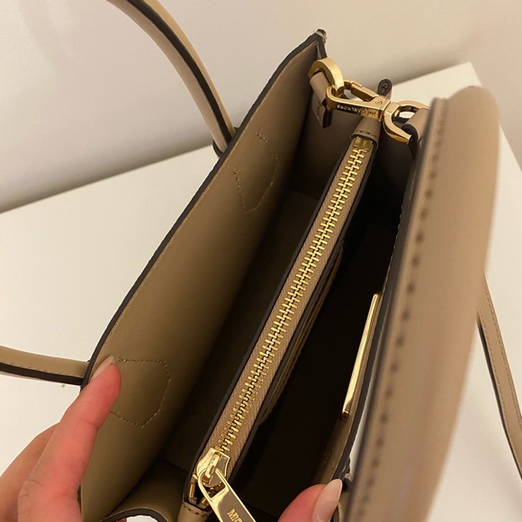 MICHEAL KORS HANDBAG - Picture 2 of 7